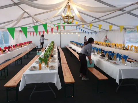 Tältet dukat för fest