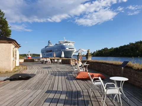 Bryggan vid fika och färja syns i bakgrunden