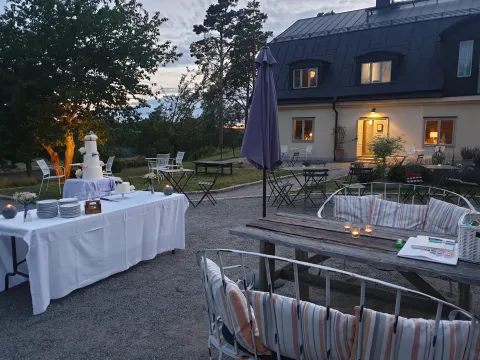 Bröllopstårta på terassen en kväll