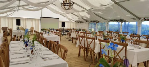 Bröllopsmöblering i tältet med blåa blommor