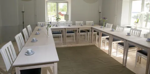 Konferensrum med koppar i U-form